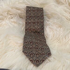 Vintage 3.5” Claiborne Men's Tie with Intricate Pattern in Maroon  and Gray
